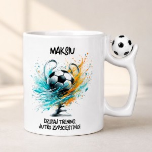 Personalizowany kubek piłkarski dla chłopca z piłką w uchwycie