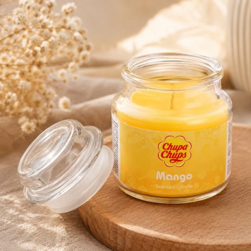 Świeczka Chupa-Chups mango w szklanym słoiczku jako element zestawu prezentowego.