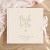 Album fotograficzny „Bride to Be” z personalizowanym napisem i satynową kokardą.