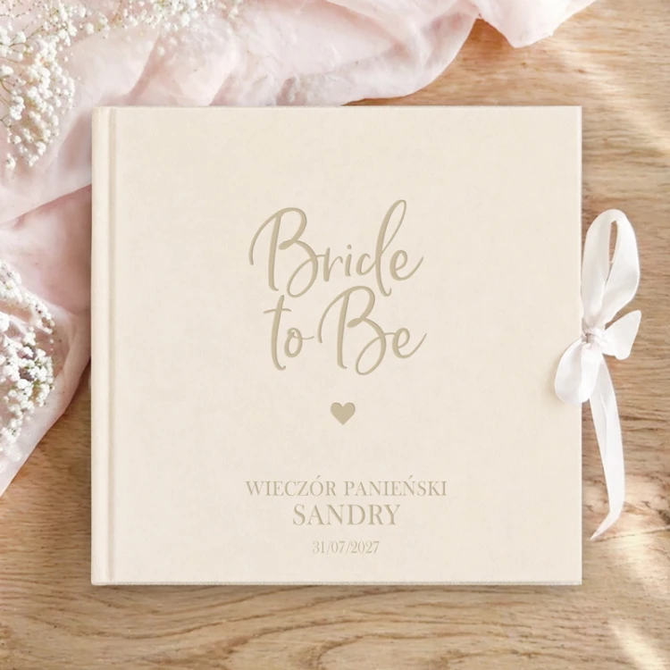 Album fotograficzny „Bride to Be” z personalizowanym napisem i satynową kokardą.