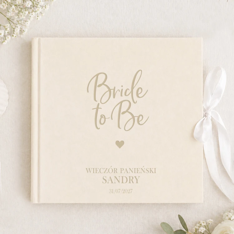 Personalizowany album na zdjęcia z napisem „Bride to Be”.