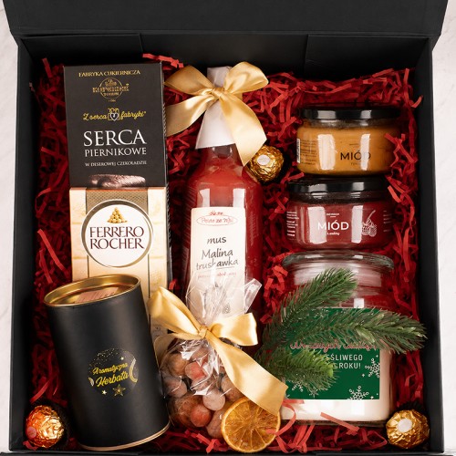 Świąteczny box prezentowy, zestaw prezentowy na święta, kosz prezentowy z miodem, herbatą, świecą i słodyczami, elegancki prezent bożonarodzeniowy.