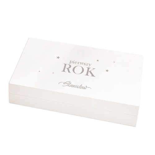 Personalizowane pudełko na pieniądze na roczek z napisem pierwszy rok na białym tle.