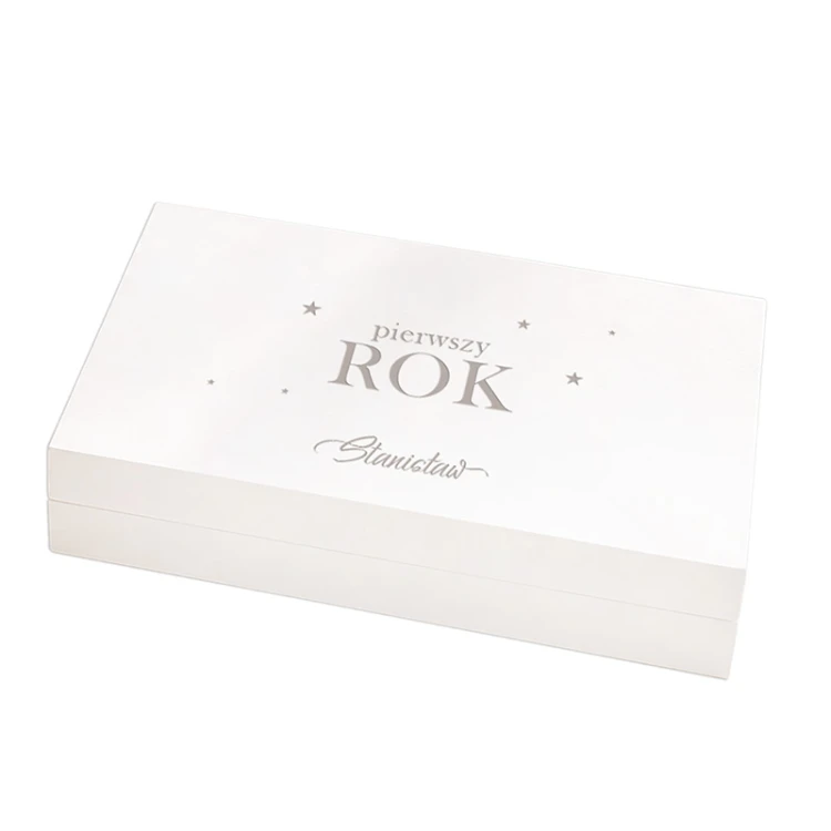 Personalizowane pudełko na pieniądze na roczek z napisem pierwszy rok na białym tle.