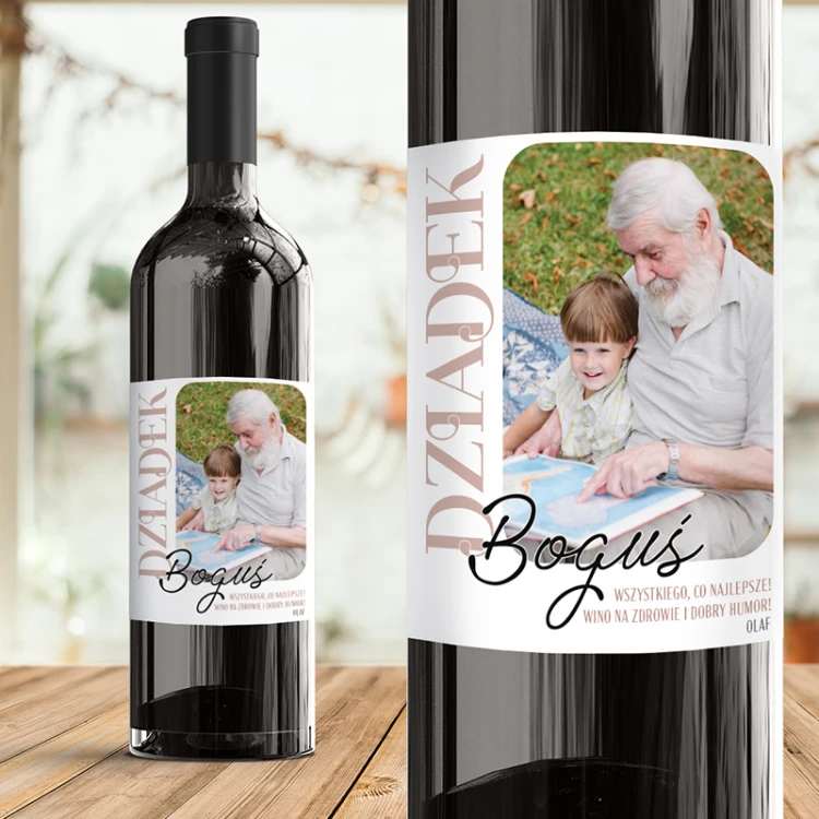 Jasna etykieta na butelkę z fotografią i personalizowanym napisem nadaje zwykłemu winu osobisty, prezentowy charakter.