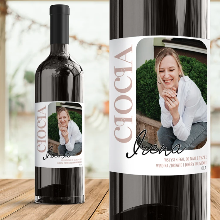 Personalizowana naklejka na butelkę to pomysł na rodzinny prezent z własnym zdjęciem, imieniem i krótkimi życzeniami.