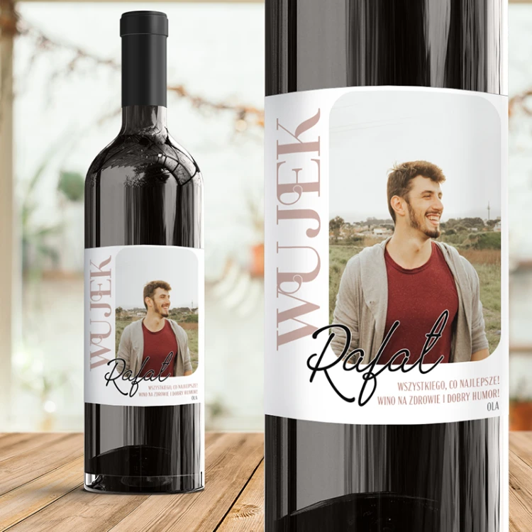 Etykieta ze zdjęciem na wino będzie pięknym dodatkiem do upominku dla babci, dziadka, mamy, taty, cioci lub wujka.