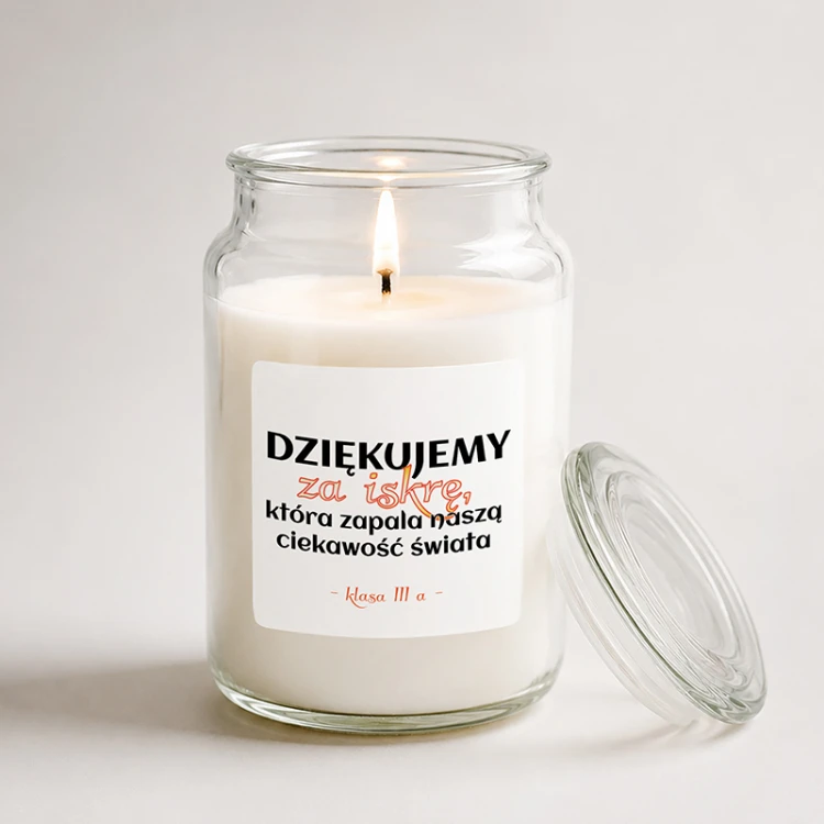 Świeca zapachowa w szkle z personalizowaną etykietą.