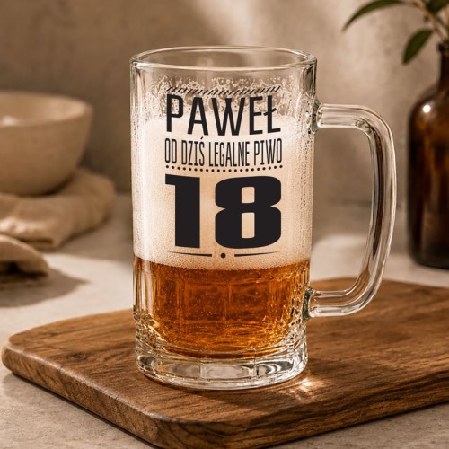 Personalizowany kufel do piwa na 18 urodziny z imieniem Paweł i napisem „Od dziś legalne piwo 18”, w jasnej aranżacji.