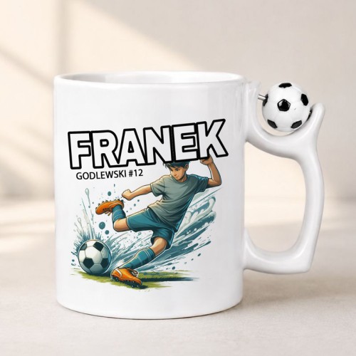Kubek z piłką nożną dla młodego piłkarza z imieniem to praktyczny prezent dla dziecka, które kocha futbol.