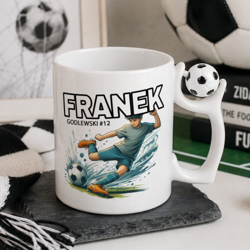 Personalizowany kubek piłkarski z grafiką zawodnika i piłką w uchwycie sprawdzi się na urodziny, święta lub Dzień Dziecka.