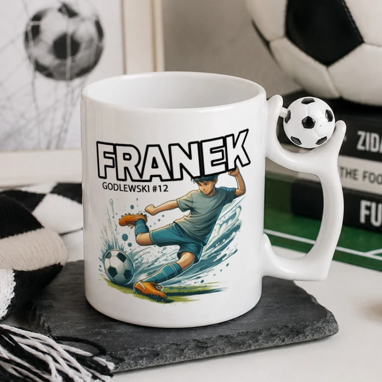 Personalizowany kubek piłkarski z grafiką zawodnika i piłką w uchwycie sprawdzi się na urodziny, święta lub Dzień Dziecka.