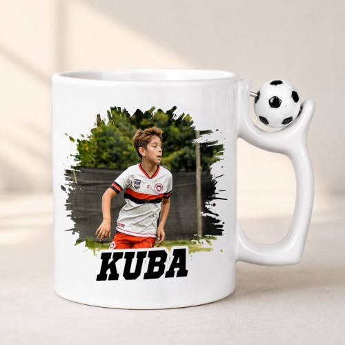Kubek piłkarski ze zdjęciem to personalizowany prezent dla piłkarza z imieniem i motywem piłki nożnej.