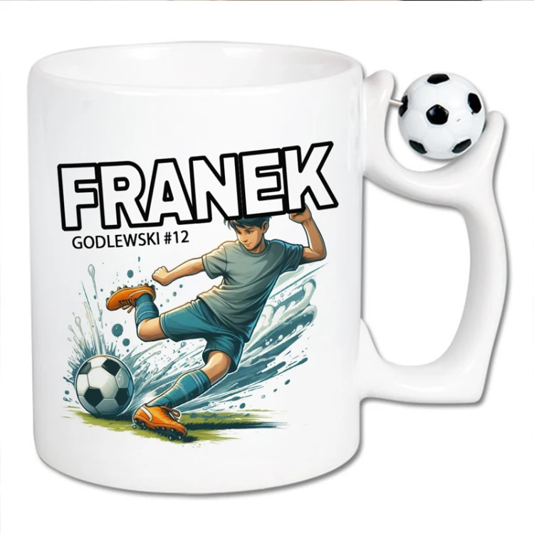 Personalizowany kubek z motywem piłki nożnej to sportowy upominek dla dziecka grającego w piłkę.