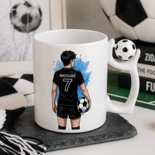 Biały kubek dla fana futbolu z ilustracją zawodnika i numerem na koszulce to sportowy upominek do codziennego używania.