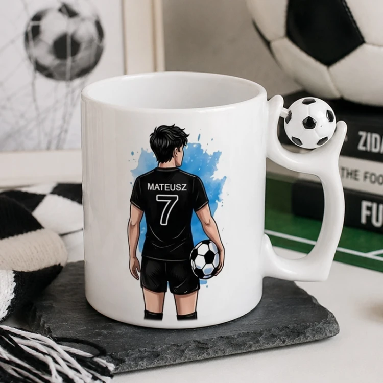 Biały kubek dla fana futbolu z ilustracją zawodnika i numerem na koszulce to sportowy upominek do codziennego używania.