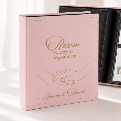 Album na zdjęcia typu Instax dla pary to personalizowany prezent z imionami i napisem „Razem tworzymy wspomnienia”.