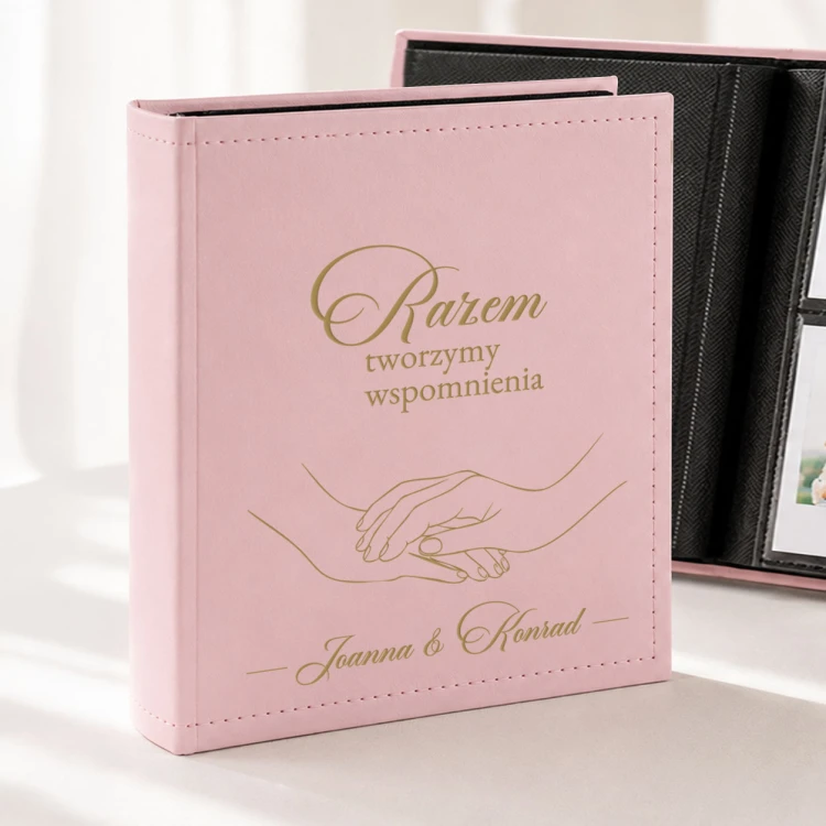 Album na zdjęcia typu Instax dla pary to personalizowany prezent z imionami i napisem „Razem tworzymy wspomnienia”.