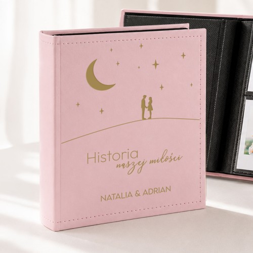 Album na zdjęcia Instax „Historia naszej miłości” to personalizowany prezent dla pary z imionami i romantycznym nadrukiem.