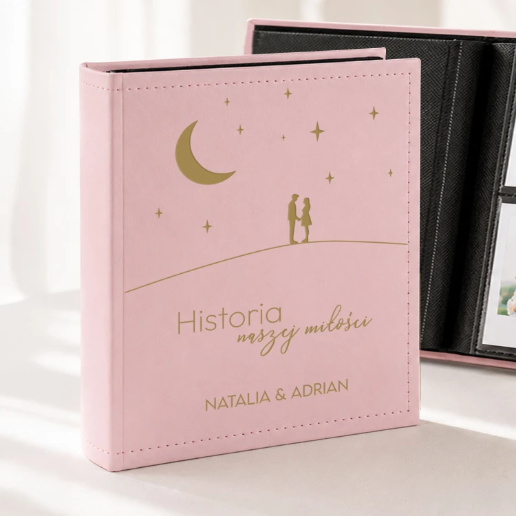 Album na zdjęcia Instax „Historia naszej miłości” to personalizowany prezent dla pary z imionami i romantycznym nadrukiem.