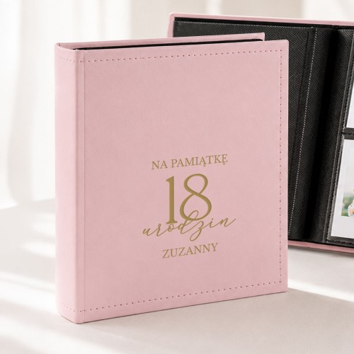 Personalizowany album na zdjęcia z Instaxa to elegancki prezent na 18 urodziny z imieniem solenizantki.