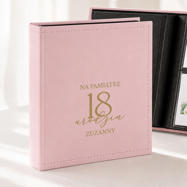 Personalizowany album na zdjęcia z Instaxa to elegancki prezent na 18 urodziny z imieniem solenizantki.