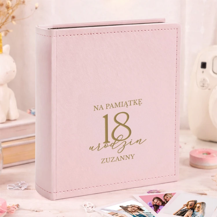 Album na zdjęcia typu Instax z napisem „Na pamiątkę 18 urodzin” to prezent dla dziewczyny od rodziny lub przyjaciół.