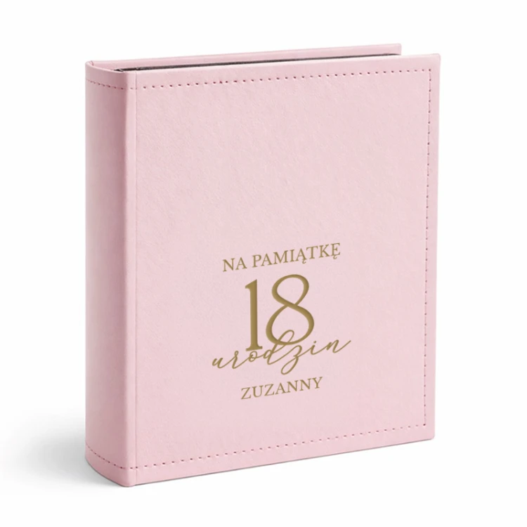 Personalizowany album na 18 urodziny pozwala przechowywać fotografie z imprezy, spotkań i ważnych chwil.