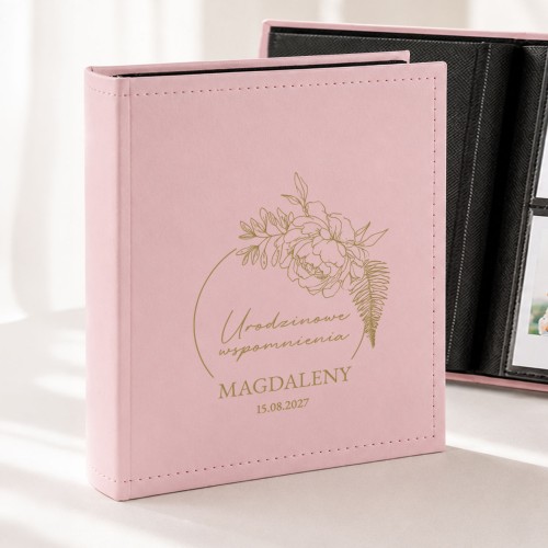 Album na zdjęcia Instax to personalizowany prezent na urodziny z imieniem, datą i złotym kwiatowym nadrukiem.