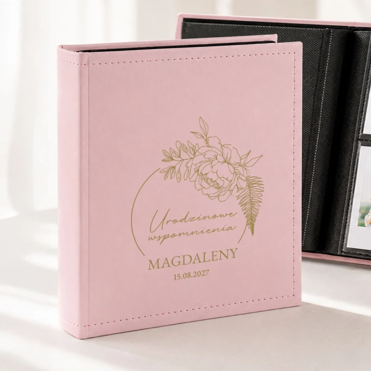 Album na zdjęcia Instax to personalizowany prezent na urodziny z imieniem, datą i złotym kwiatowym nadrukiem.