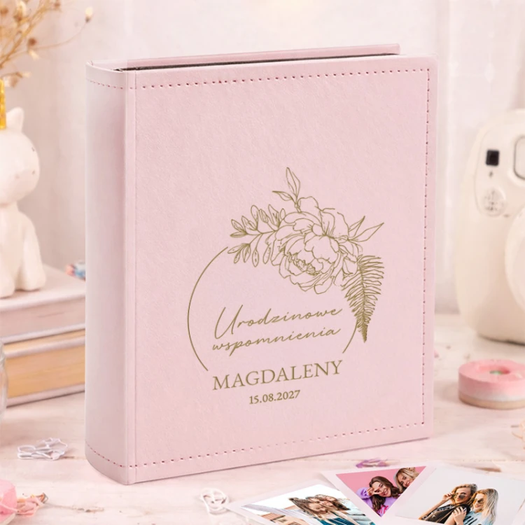 Personalizowany album na zdjęcia typu Instax pozwala przechowywać wspomnienia z urodzin, spotkań i ważnych chwil.