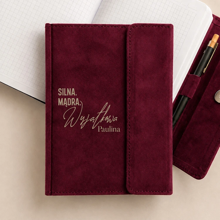 Personalizowany notatnik dla kobiety w kolorze bordowym.