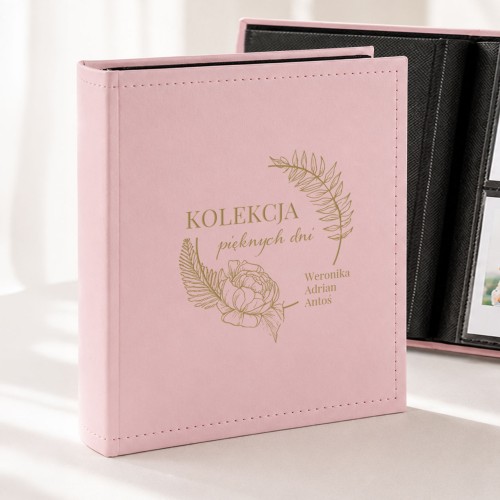 Personalizowany foto album w różowej okładce na zdjęcia z Instaxa jako elegancki prezent ze wspomnieniami.