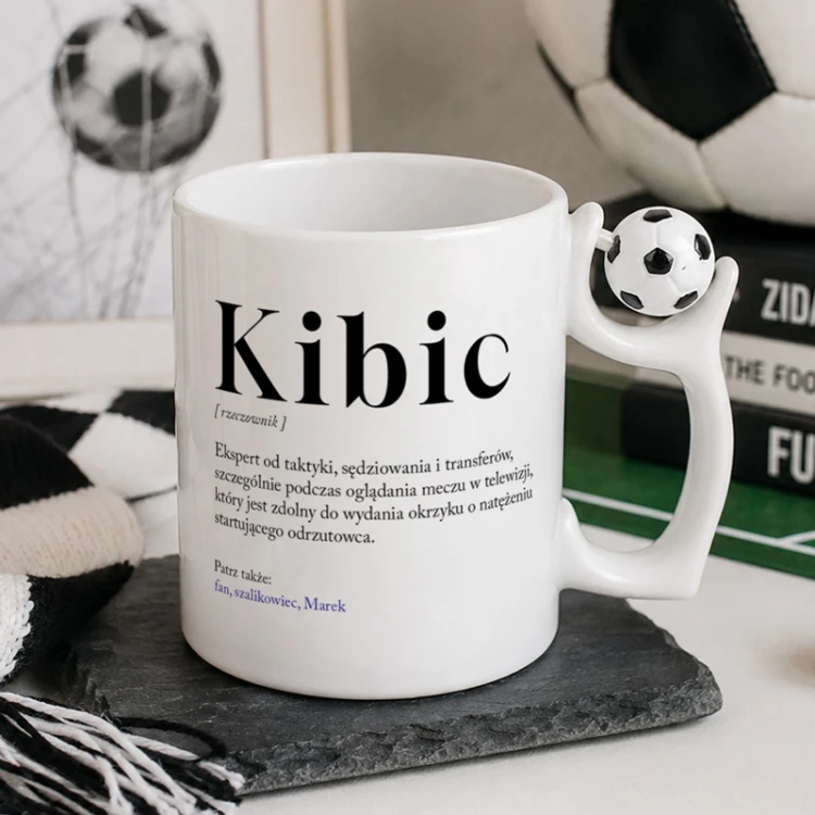 Kubek dla kibica z uchwytem w kształcie piłki nożnej i zabawną definicją słowa kibic.