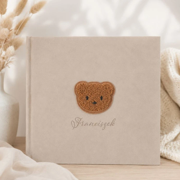 Personalizowany album na zdjęcia z imieniem, album dziecięcy z misiem, pamiątka dla dziecka, album na fotografie niemowlęcia.