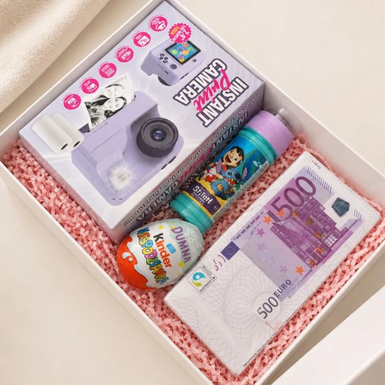 Zestaw prezentowy dla dziecka obejmuje aparat z drukarką, bańki mydlane i Kinder Niespodziankę.