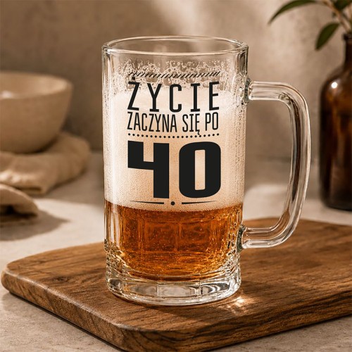 Kufel na 40 urodziny z napisem „Życie zaczyna się po 40” to oryginalny prezent dla jubilata.