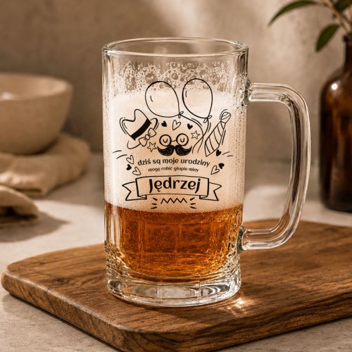 Personalizowany kufel do piwa z napisem „Dziś są moje urodziny” stanowi zabawny prezent dla solenizanta.