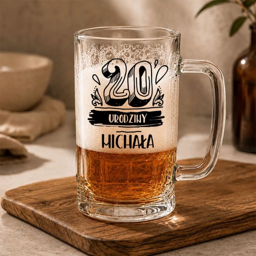 Personalizowany kufel do piwa na 20. urodziny zdobi duża liczba oraz imię solenizanta.