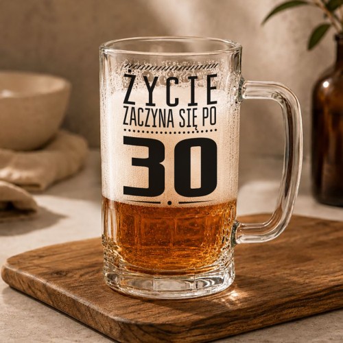 Kufel na 30. urodziny z napisem „Życie zaczyna się po 30” to wyjątkowy prezent dla jubilata.