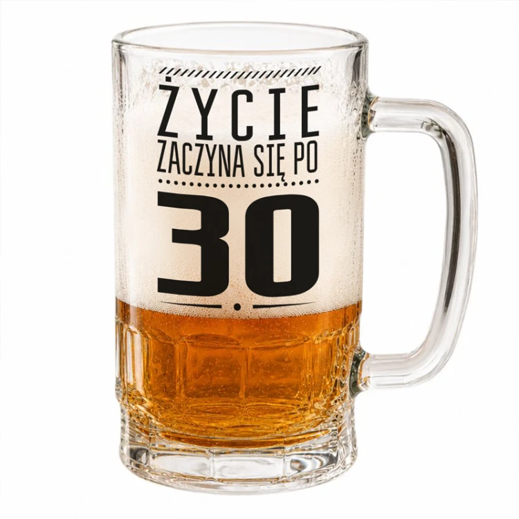 Szklany kufel do piwa z nadrukiem „Życie zaczyna się po 30” doskonale sprawdzi się na urodziny.