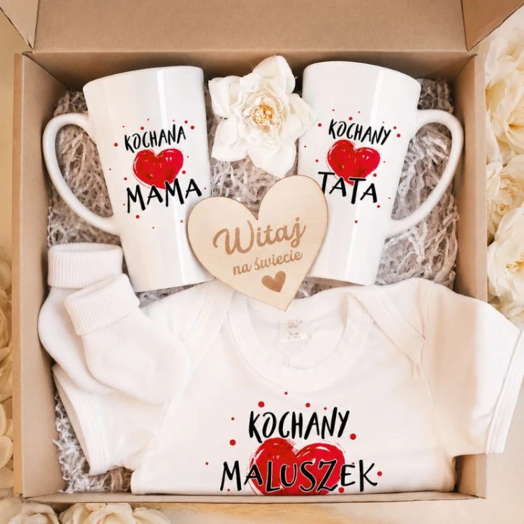 Zestaw prezentowy dla świeżo upieczonych rodziców i noworodka, kubki Mama Tata, body niemowlęce z napisem.