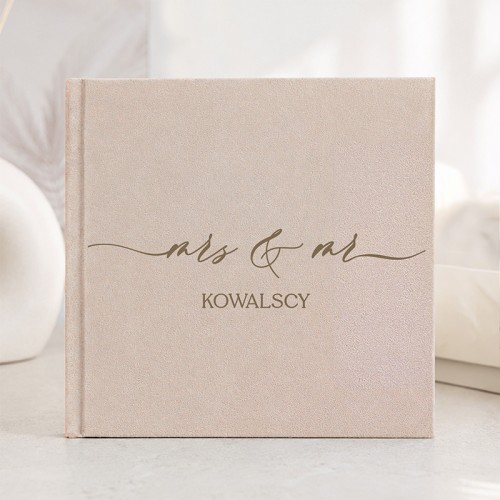 Album fotograficzny z personalizowanym napisem „mr & mrs” oraz nazwiskiem na okładce.