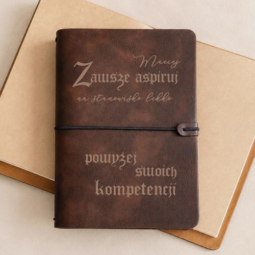 Brązowy notatnik z cytatem zawsz aspiruj i imieniem.
