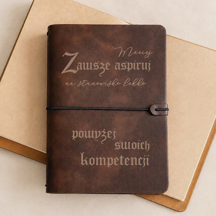 Brązowy notatnik z cytatem zawsz aspiruj i imieniem.