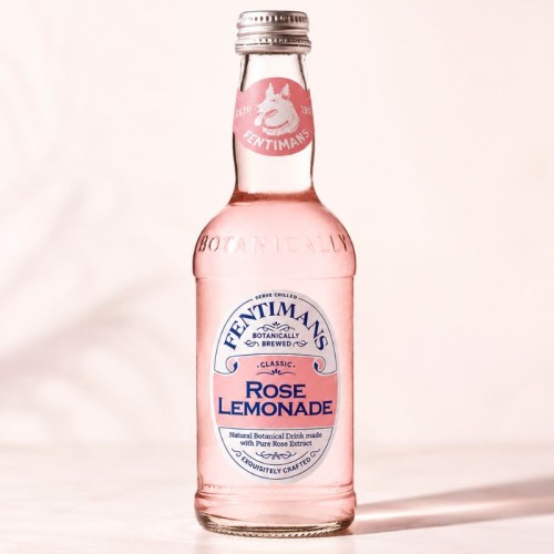 Lemoniada Rose Lemonade Fentimans to różowy napój gazowany w szklanej butelce, idealny do prezentu i kosza upominkowego.