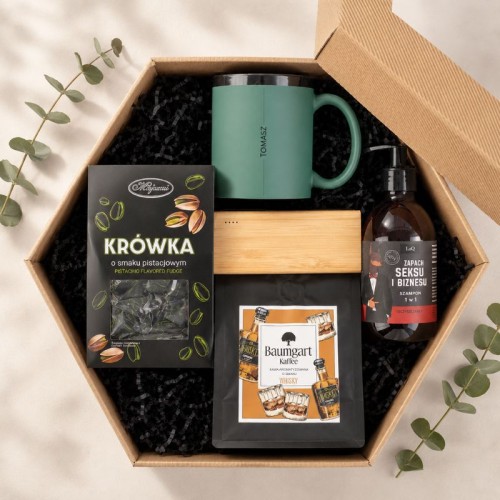 Elegancki zestaw prezentowy dla mężczyzny z kubkiem z imieniem, powerbankiem, kawą whisky, krówkami i szamponem 2 w 1.