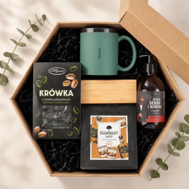 Elegancki zestaw prezentowy dla mężczyzny z kubkiem z imieniem, powerbankiem, kawą whisky, krówkami i szamponem 2 w 1.