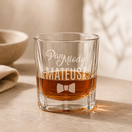 Personalizowana szklanka do whisky z grawerem dla Pana Młodego na wieczór kawalerski lub w dniu ślubu.