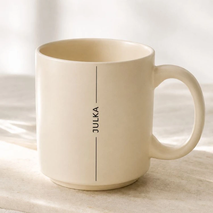 Matowy kubek kremowy z imieniem to elegancki personalizowany prezent na wiele okazji.